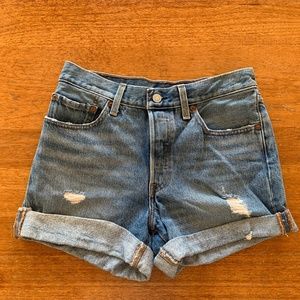 Levi's Cuffed Shorts - W26